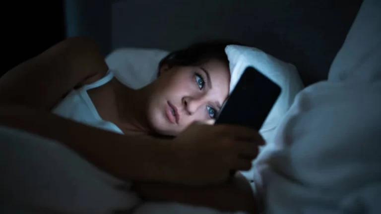 “Dormir cada vez más tarde: las causas ocultas de un hábito que crece en Argentina”